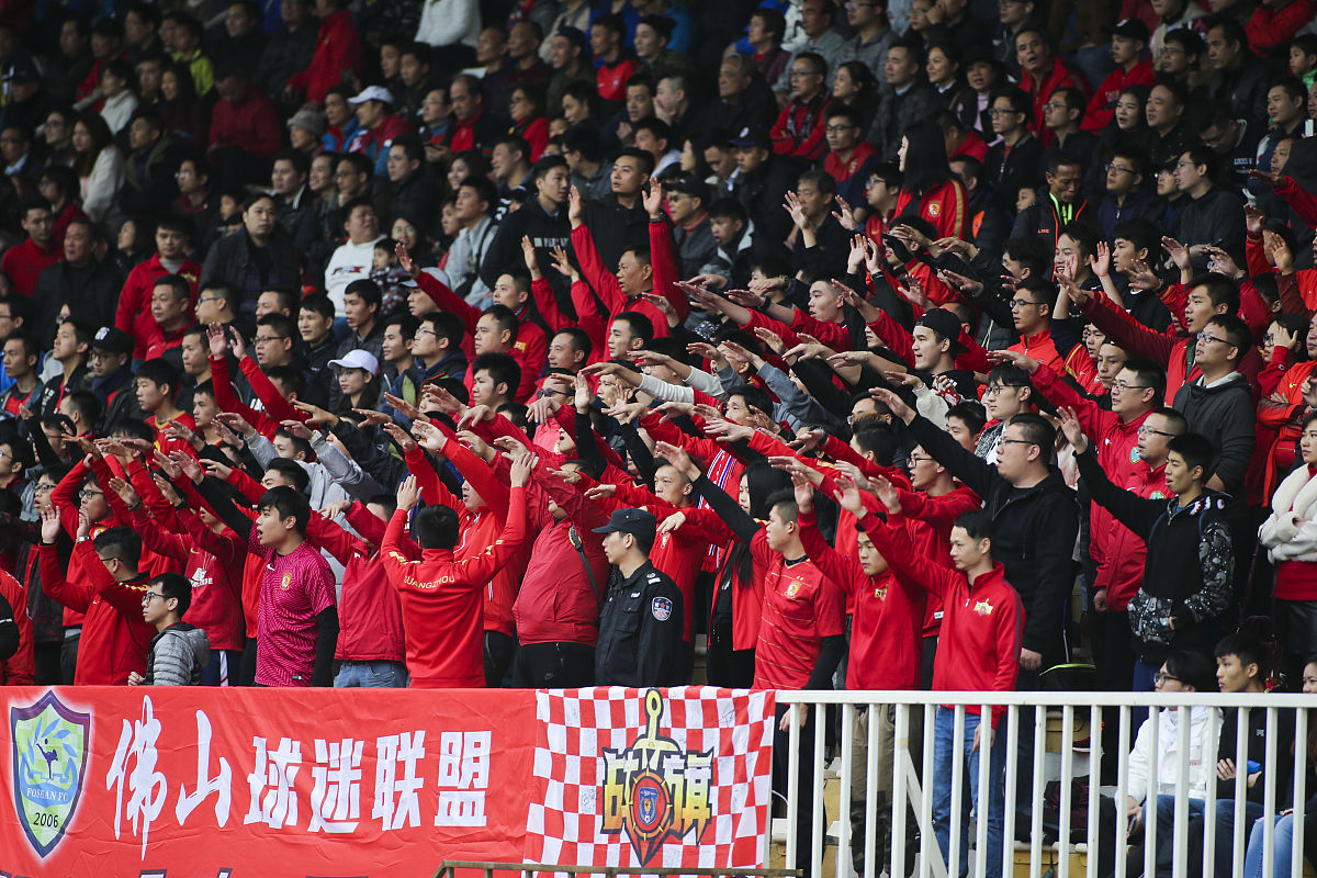 包含国内足球豪强备战蓄势待发，冠军争夺激烈的词条
