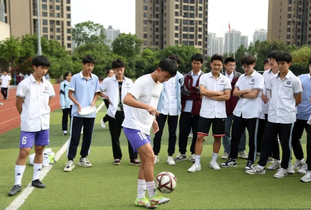 重庆队在比赛中尽显拼搏精神，赢得掌声的简单介绍